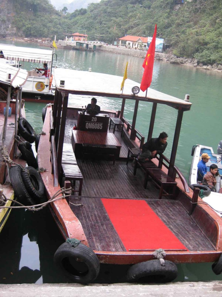 halong bay ferry sung sot island