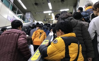 Seoul subway packed