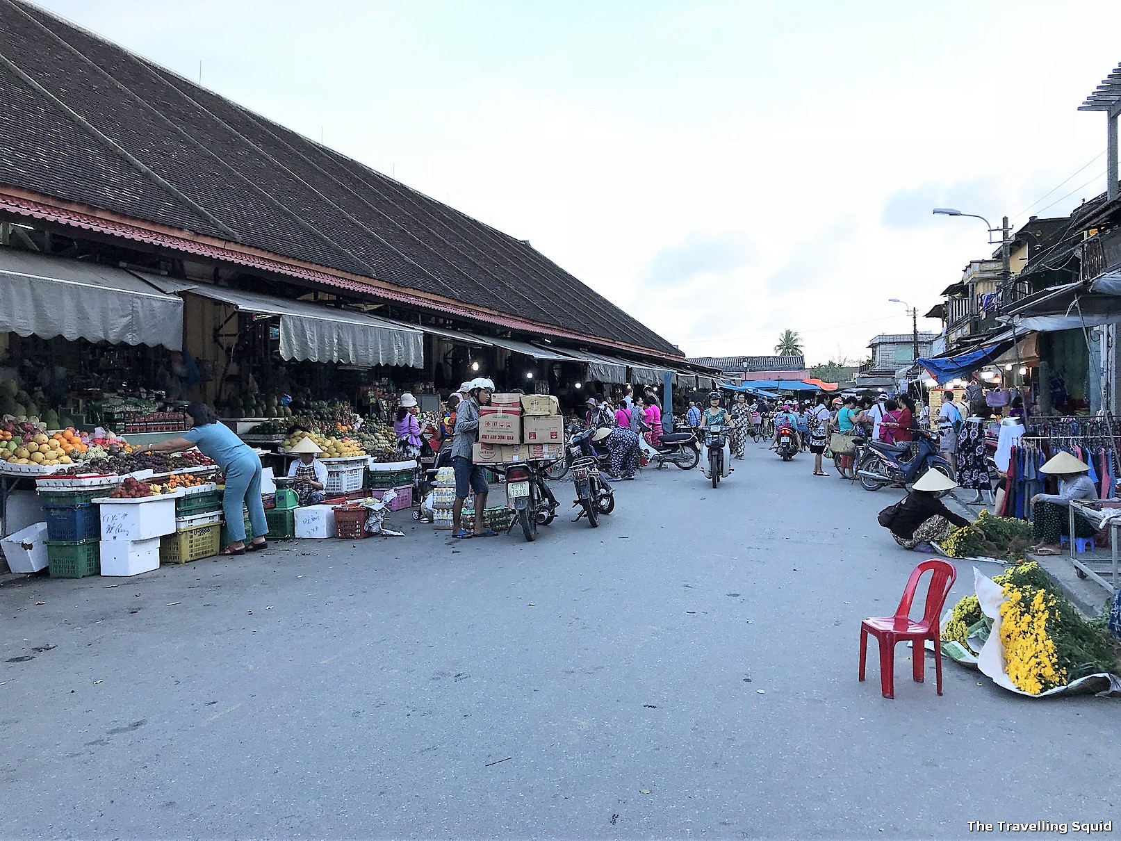 cho hoi an central market vietnam