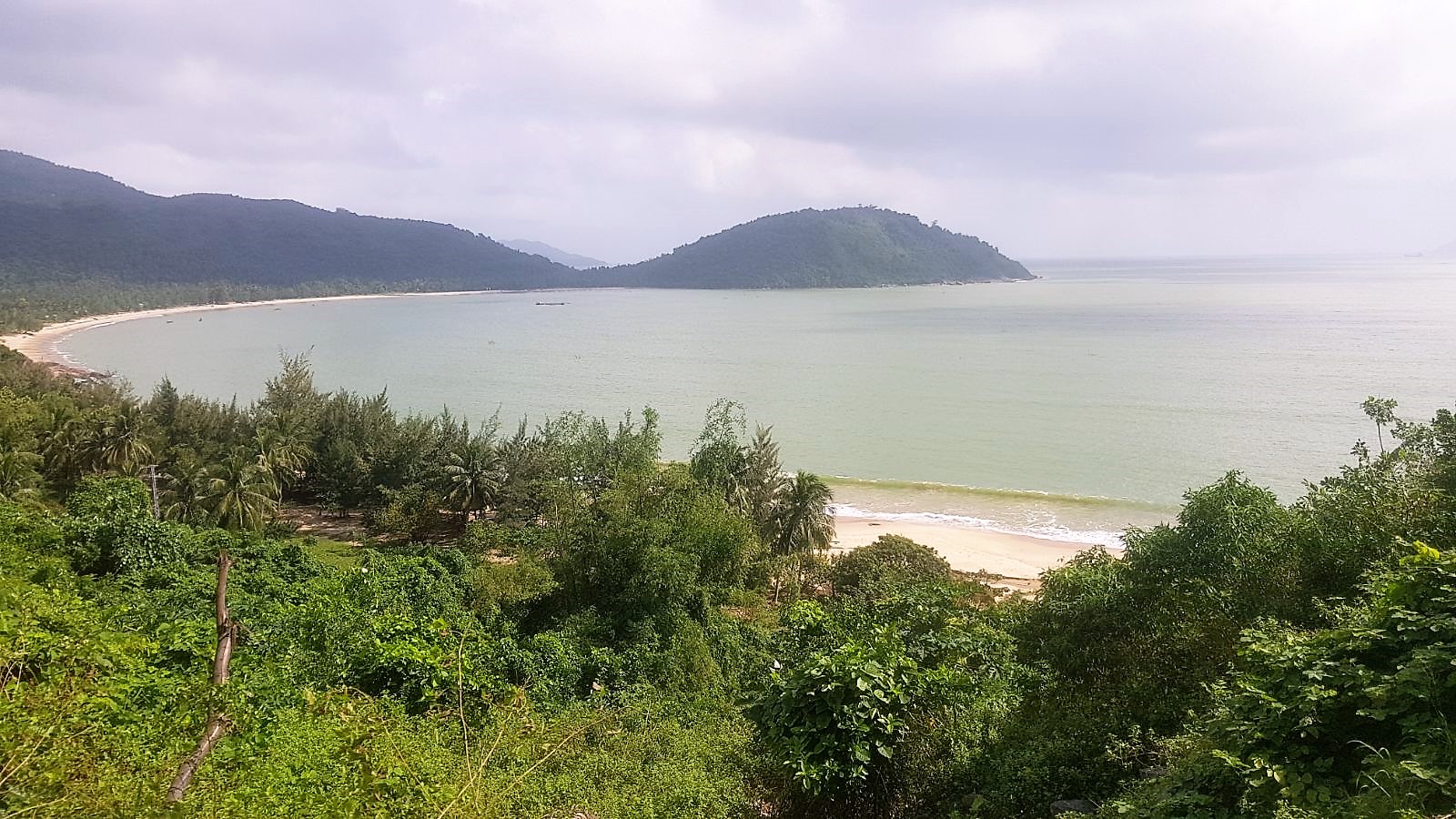 view scenic train ride from danang to hue