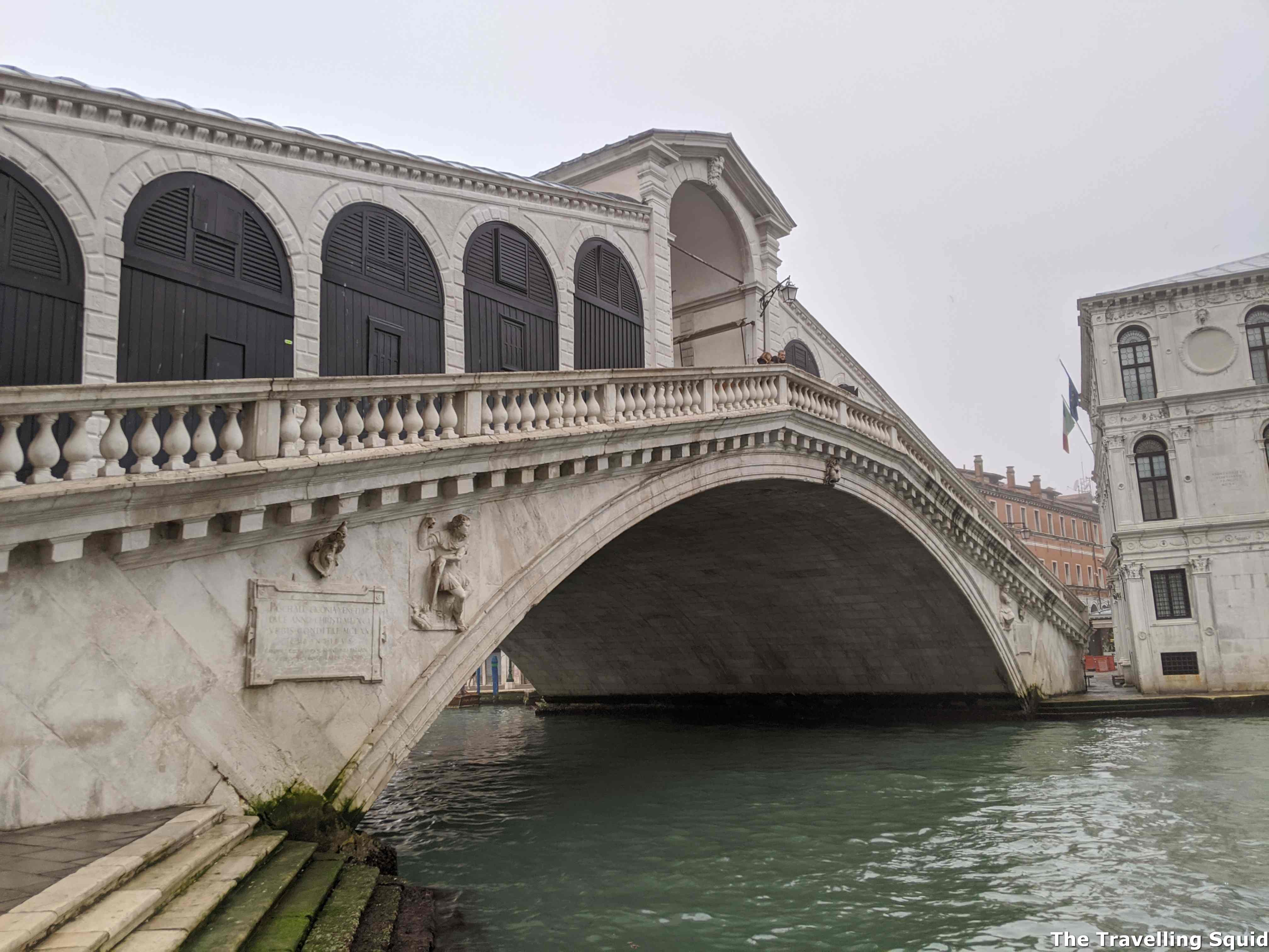 best time to visit the Rialto Bridge in Venice