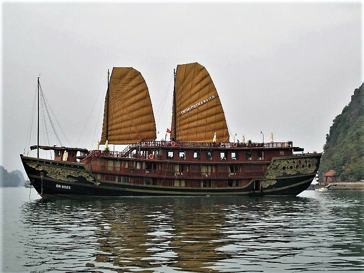 Chinese junk halong bay