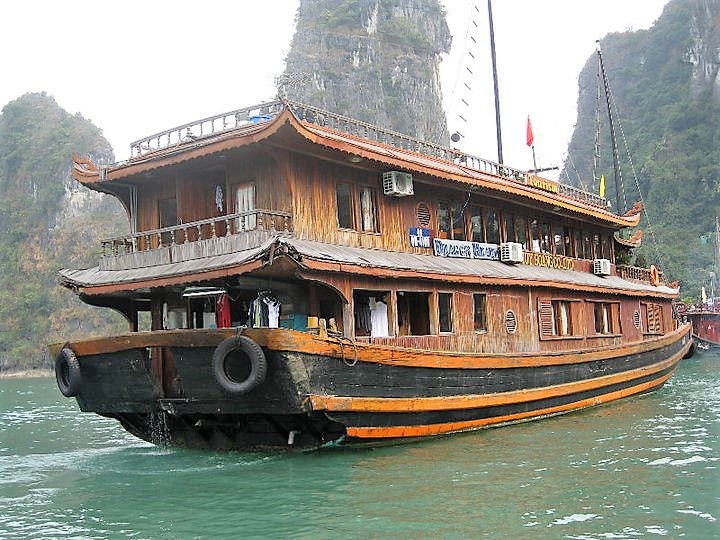 chinese junk halong bay