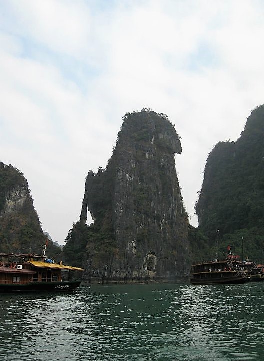 halong bay cliff